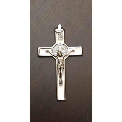 CROCE SAN BENEDETTO ARGENTATA SMALTATA CM 13 MEDIA DA APPENDERE SFONDO BIANCO