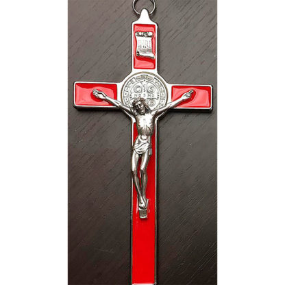 CROCE SAN BENEDETTO IN METALLO ARGENTATO SMALTATA CM 20 GRANDE DA APPENDERE SFONDO ROSSO