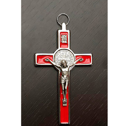 CROCE SAN BENEDETTO ARGENTATA SMALTATA CM 13 MEDIA DA APPENDERE SFONDO ROSSO