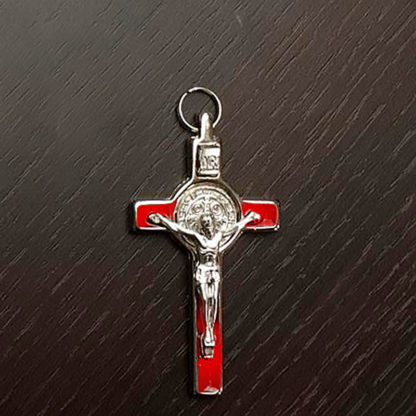 CROCE SAN BENEDETTO DORATA SMALTATA CM 8 PICCOLA DA APPENDERE SFONDO ROSSO