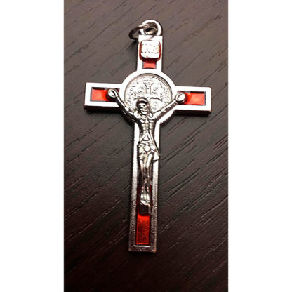 CROCE SAN BENEDETTO METALLO  SMALTATO CM 5 MINI DA APPENDERE SFONDO ROSSO