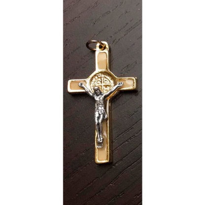 CROCE SAN BENEDETTO METALLO DORATO SMALTATO CM 4 MICRO DA APPENDERE SFONDO BIANCO