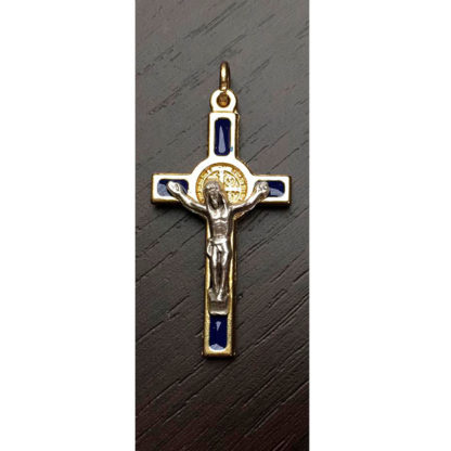 CROCE SAN BENEDETTO METALLO DORATO SMALTATO CM 4 MICRO DA APPENDERE SFONDO BLU