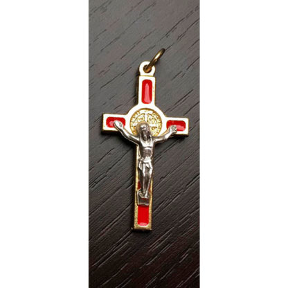 CROCE SAN BENEDETTO METALLO DORATO SMALTATO CM 4 MICRO DA APPENDERE SFONDO ROSSO