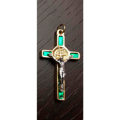 CROCE SAN BENEDETTO METALLO DORATO SMALTATO CM 4 MICRO DA APPENDERE SFONDO VERDE