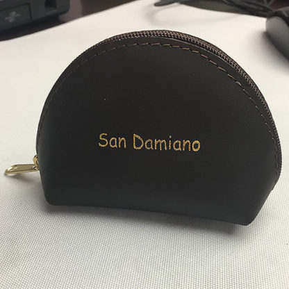 PORTA ROSARIO POCHETTE MEDIA VERA PELLE CON ZIP COLOR BLU SCRITTA SAN DAMIANO
